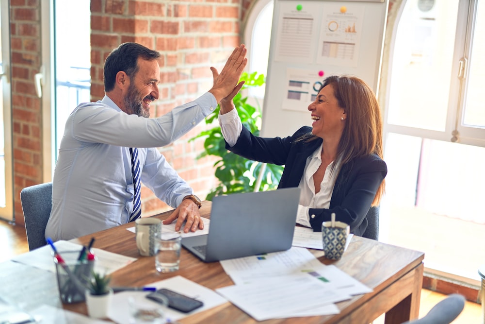 A SmartsCash support advisor helping a customer